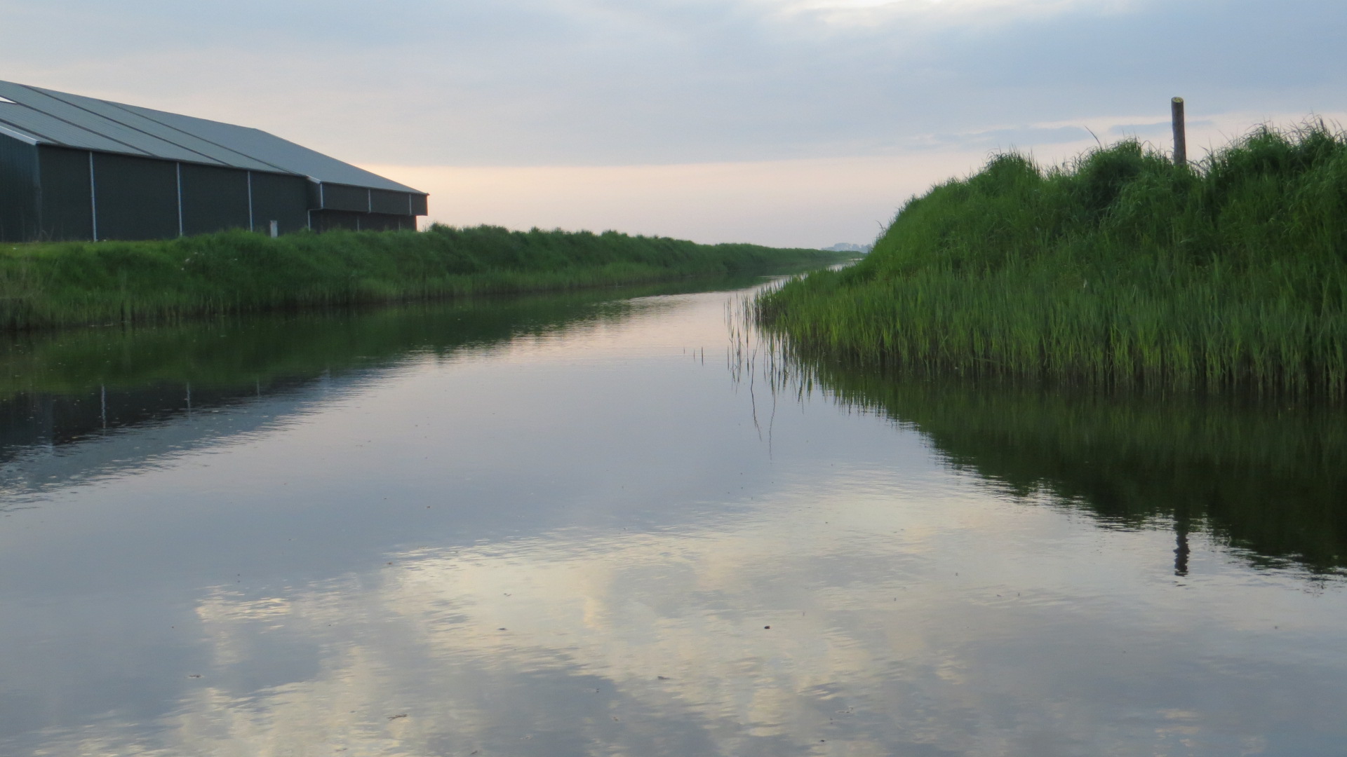 Zwaaikom in de Haansvaart in Hellum